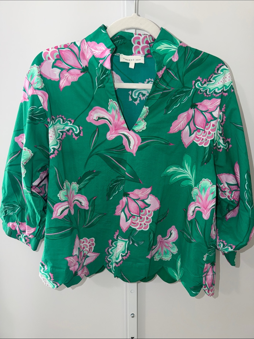 entro Green Floral V-Neck Blouse with Pink Blooms scalloped hem